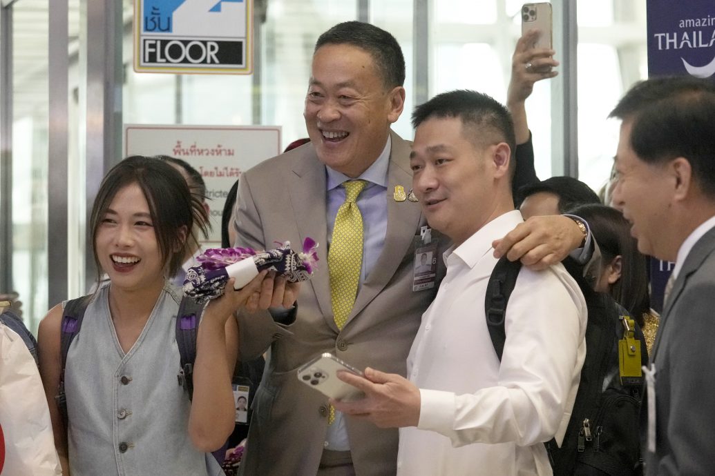 天下事 泰国首相到机场迎接首批免签中国游客