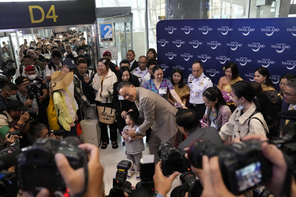 天下事 泰国首相到机场迎接首批免签中国游客