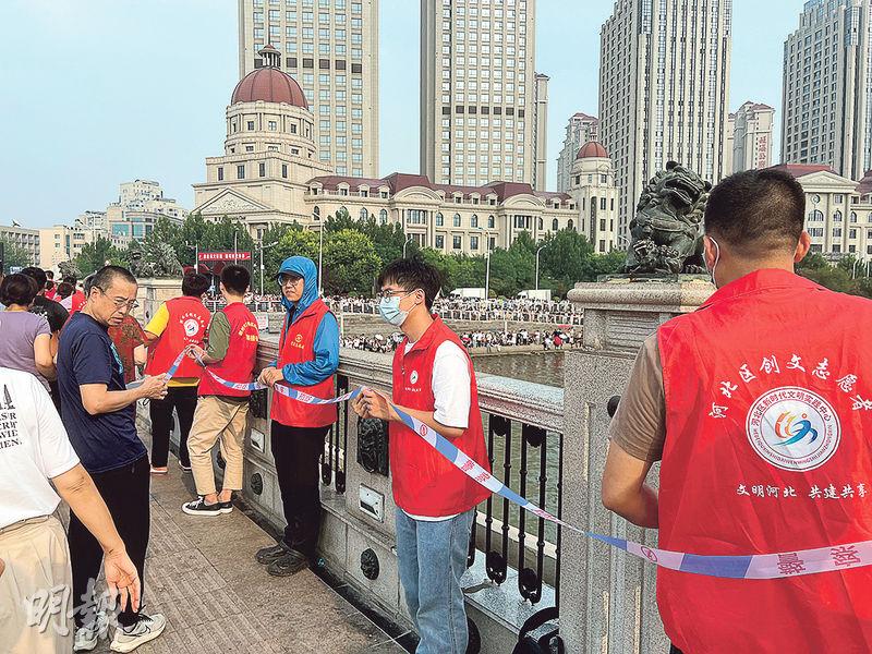 天津跳桥引游客跟风 官方封桥称「需修理」