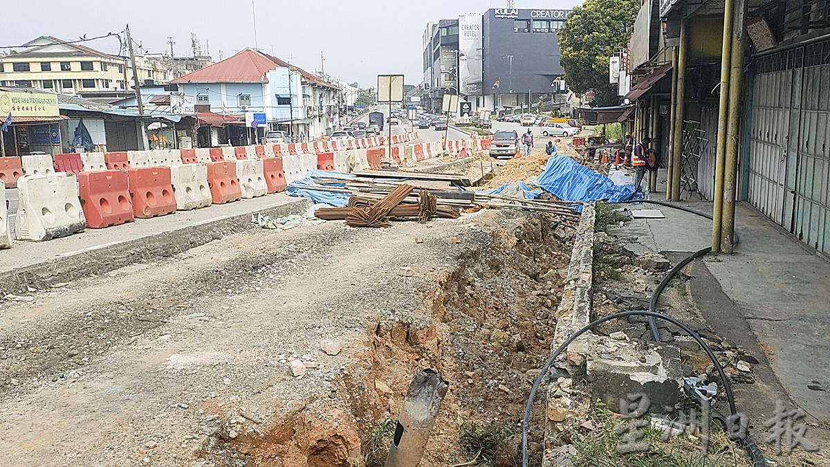 **已签发**柔：封面：【民生特工队】：古来大街8店开门见坑被迫停业逾月！商家苦促加快工程进度