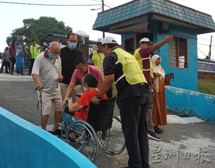 **已签发**柔：封面：柔双补选：无惧风雨湿身手指弄脏，选民用选票“说话” 