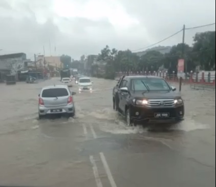 **已签发**柔：滂沱大雨导致麻坡巴口数路段变“水路”