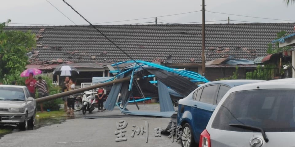 巴占丽皇城遭暴风雨侵袭 逾10屋顶车棚遭刮走大树倒
