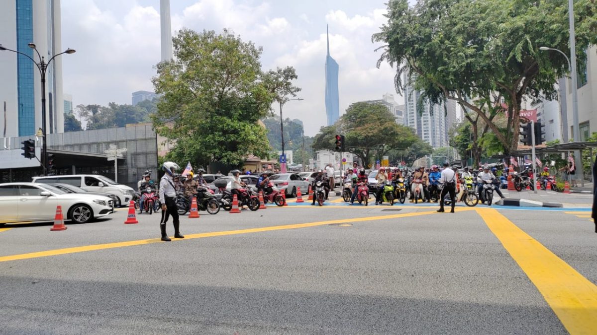 拯救马来西亚集会吸引近千人出席 摊贩看准商机售周边