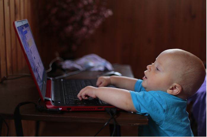 拼盘 1岁宝宝每天滑萤幕2小时 研究：发展迟缓风险增