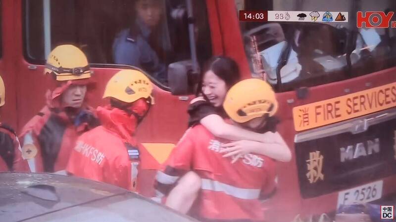 拼盘／香港正妹受困被消防熊抱救出 网疯传灿笑画面：可以结婚了