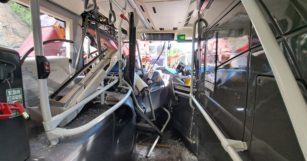 撞路边故障起重机 巴士司机乘客43人伤