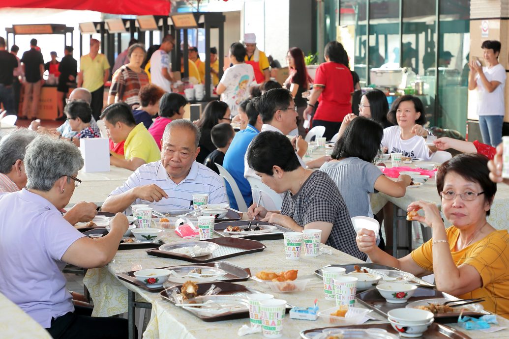早报版头-大都会：马来西亚最大型的巴生肉骨茶慈善美食节/2图