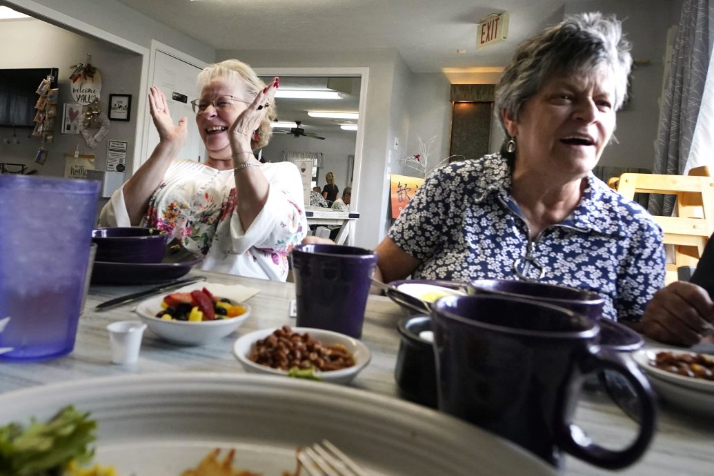 暖势力 ∕ 美国多州推动长者外出用餐  用社交摆脱孤独感