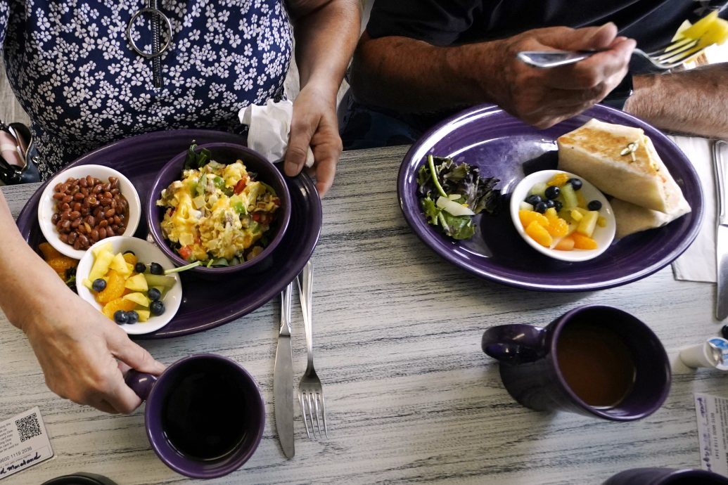 暖势力 ∕ 美国多州推动长者外出用餐  用社交摆脱孤独感