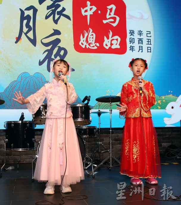 来自中国的媳妇欢聚一堂 穿汉服庆中秋温馨满溢