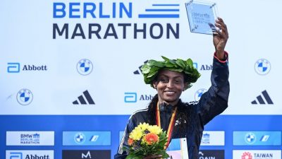 柏林马拉松|男女冠军双双卫冕成功  阿瑟法还破女子世界纪录