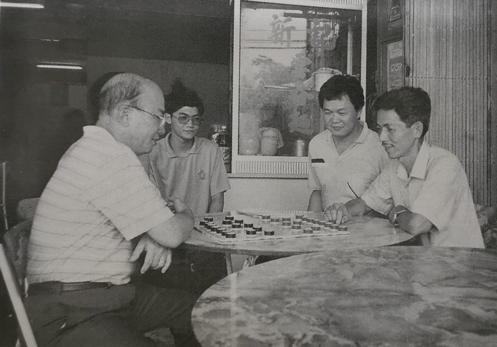  柔：【这些人那些事】：（9月11日刊登）士姑来象棋公会，从80年代咖啡店对弈起始，今进入学校培养年轻棋手