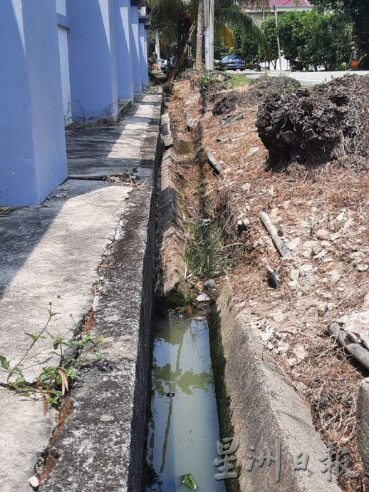 柔：新闻：排水系统欠佳、沟渠崩塌堵塞，居民盼摆脱数十年的水患