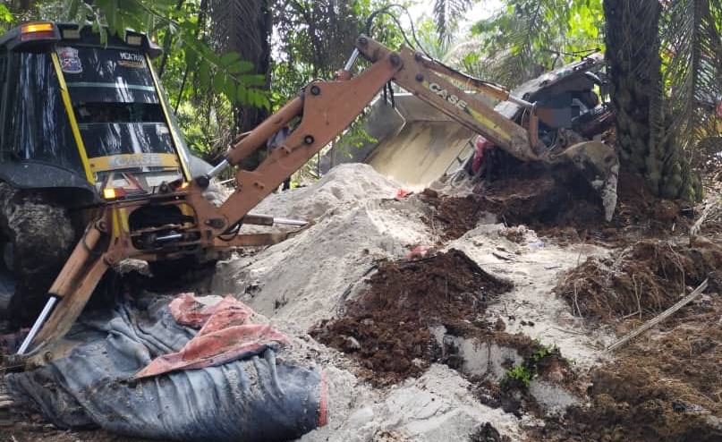 柔：新闻：罗里失控撞树 泥沙倾覆  耗3小时移出司机遗体 