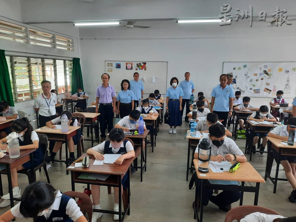 柔：新闻：麻坡中化新生入学试 97.5%考生赴考