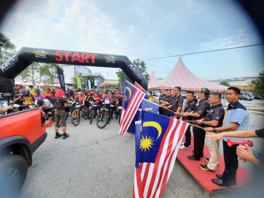 柔：版三头条：新闻：1500辆山地车参与越野骑行赛，另类方式庆祝马来西亚日
