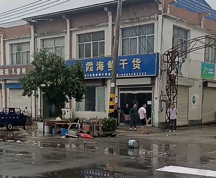 江苏宿迁突发龙卷风致1死3伤 高压电线被吹断著火