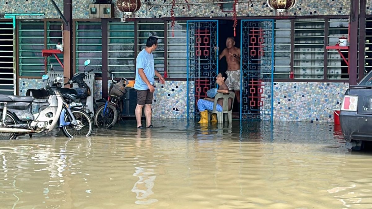 清晨连绵豪雨 峇登水患约20户受影响