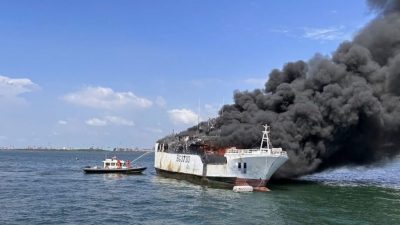 火烧渔船浓烟滚滚 11人跳海逃生