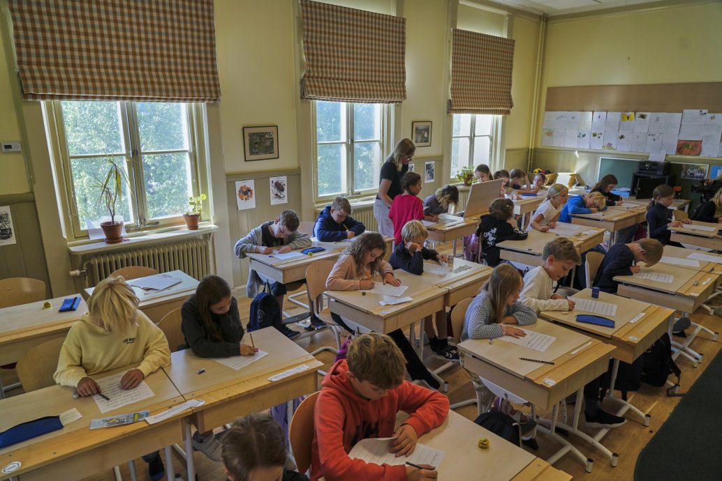 瑞典忧过度依赖科技回归传统教学  让孩子重新捧书拿笔