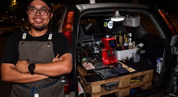 男子DIY后车厢变流动咖啡馆  “年轻人就该大胆创业”