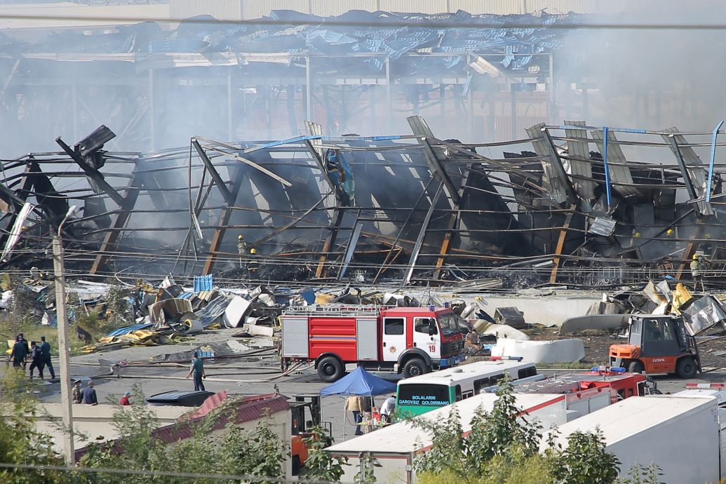疑仓库遭雷击 乌兹别克首都机场附近爆炸起火