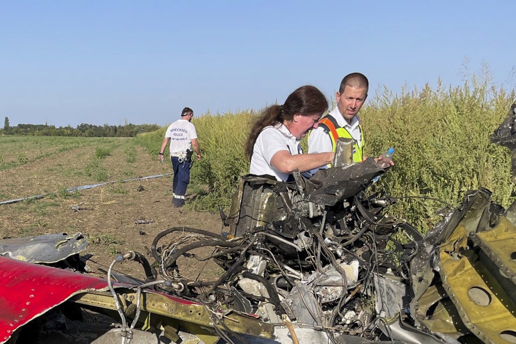 看世界 匈牙利航空展惊传飞机坠毁 机上2死地面4伤