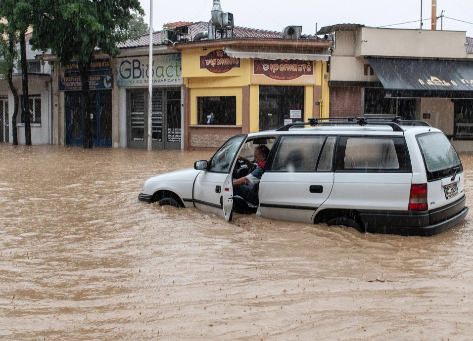 看世界 希腊野火后暴雨酿伤亡 保加利亚土耳其洪灾传死伤