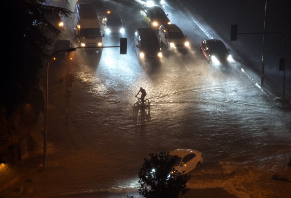 看世界 希腊野火后暴雨酿伤亡 保加利亚土耳其洪灾传死伤