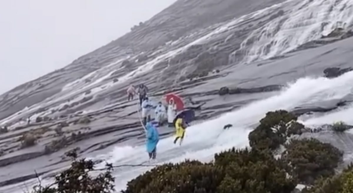 神山大雨现激流 登山客冒险涉水下山