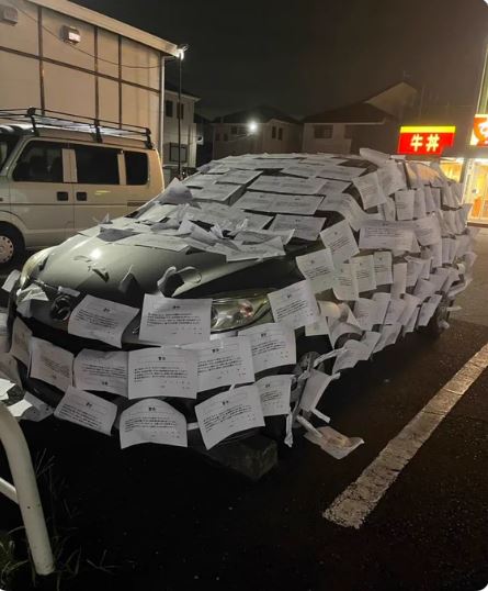 约286张A4纸贴满违停汽车 日本连锁店员引争议