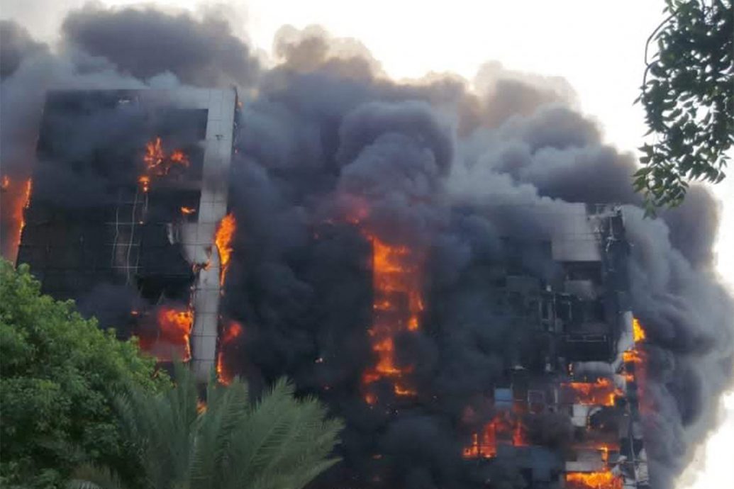 苏丹内战波及首都知名地标 18层高建筑物陷火海