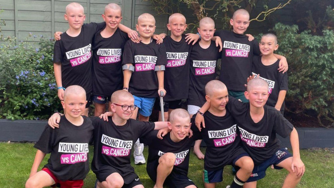 英9岁童患罕见骨癌 12好友一起剃光头陪抗癌