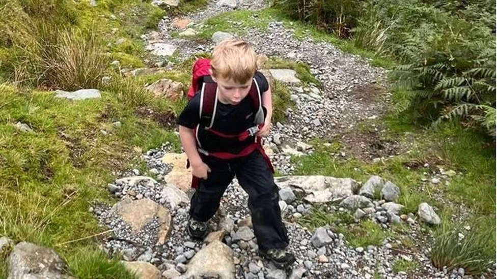 英国5岁男孩完成近309公里徒步壮举