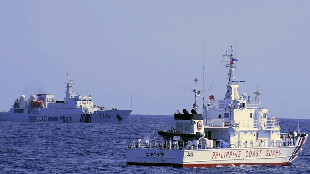 菲律宾多船入仁爱礁邻近海域 中国海警船封锁入口