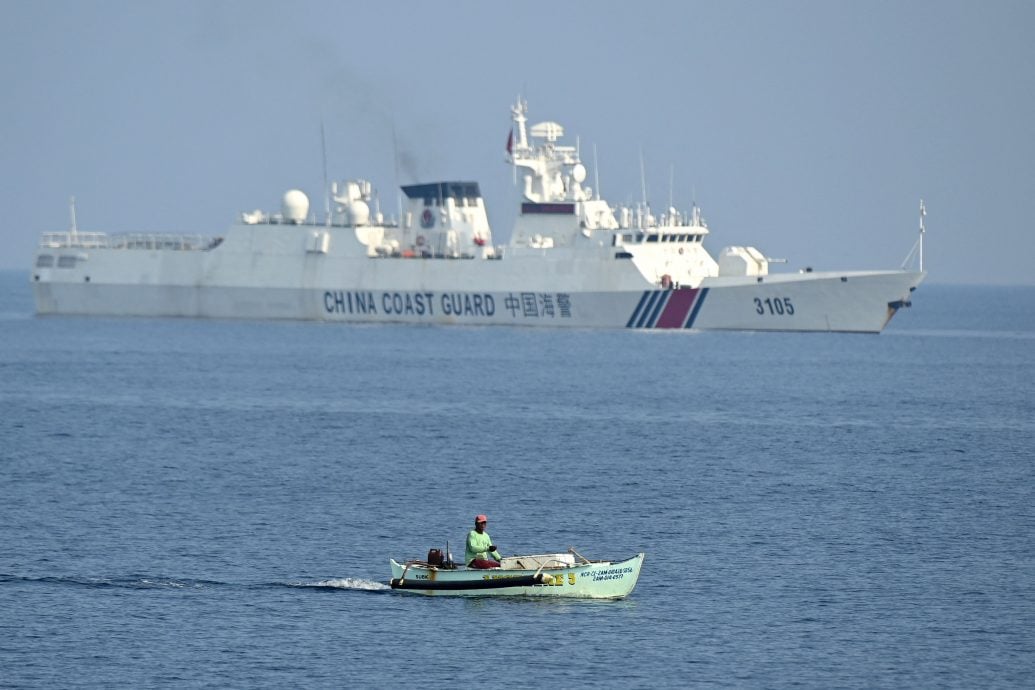 菲律宾：将拆除任何在南海的“浮动屏障” 中国：自娱自乐的闹剧