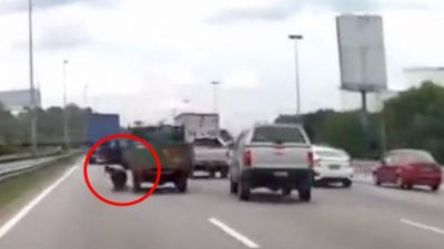 视频 | 乘客疑靠车门睡觉 突然跌出车摔马路