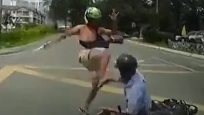 视频 | 半裸骑士越线超车酿车祸 反飞踢老人发泄