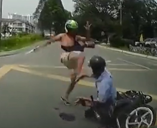 视频 | 半裸骑士越线超车酿车祸·反飞踢老人发泄