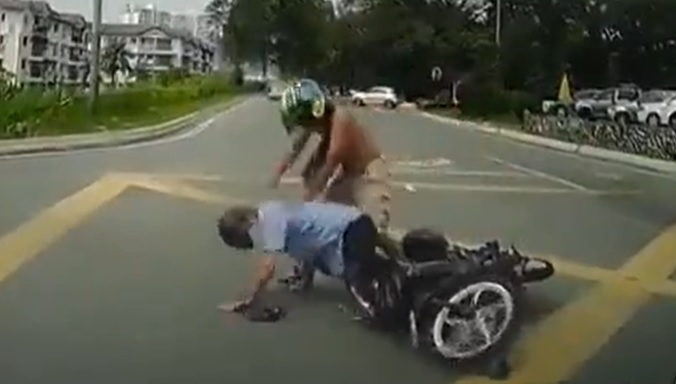 视频 | 半裸骑士越线超车酿车祸·反飞踢老人发泄