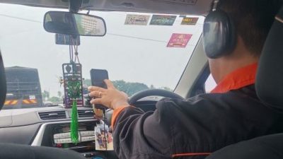 视频|司机开车戴耳机看YouTube  乘客怒：一边踩油一边快转