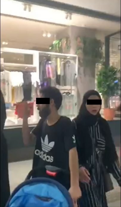 视频|外籍夫妇推孩子当街乞讨 不满被拍比不雅手势