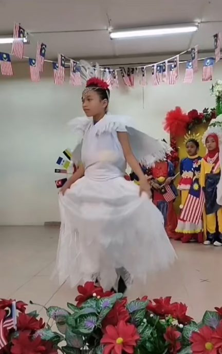 视频|女儿把妈妈创意穿上身 天使转身变爱国大使