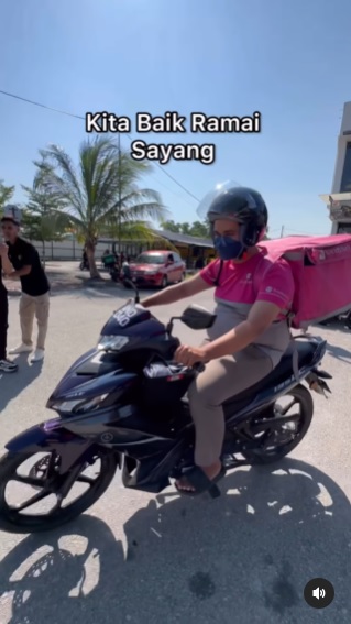 视频|摩托路税逾期被扣押 送餐员获网红豪赠新摩托