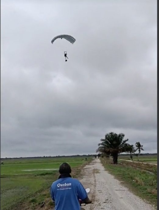 视频|有惊无险！训练遇恶劣天气加强风 跳伞军人逼降稻田区
