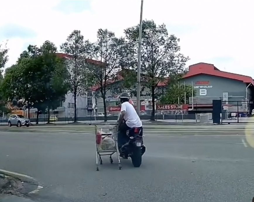 视频|超市购物连手推车一起推走 骑士被骂翻：“跟偷窃没两样”