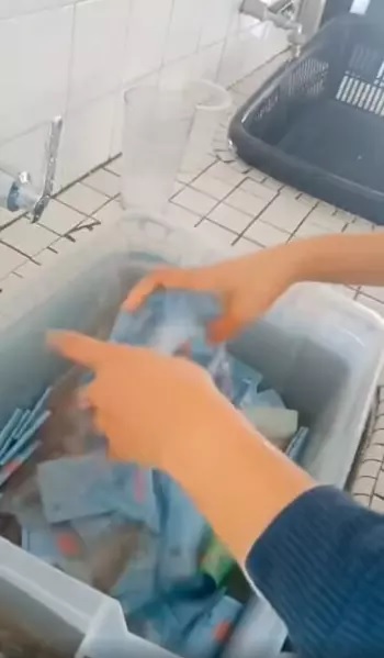 视频|钞票真香？食堂工人“洗钱”证明 脏到吓一跳