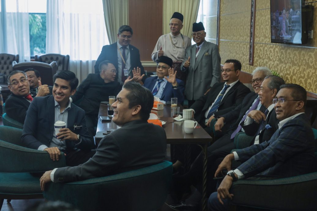 赛沙迪与国盟议员喝茶 打成一片气氛愉悦