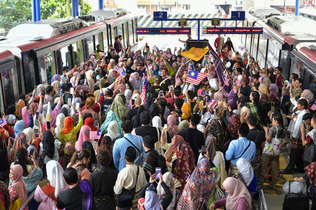 逾万人出席“2023铁路纱笼”盛会 穿纱笼和传统服装庆祝马来西亚日